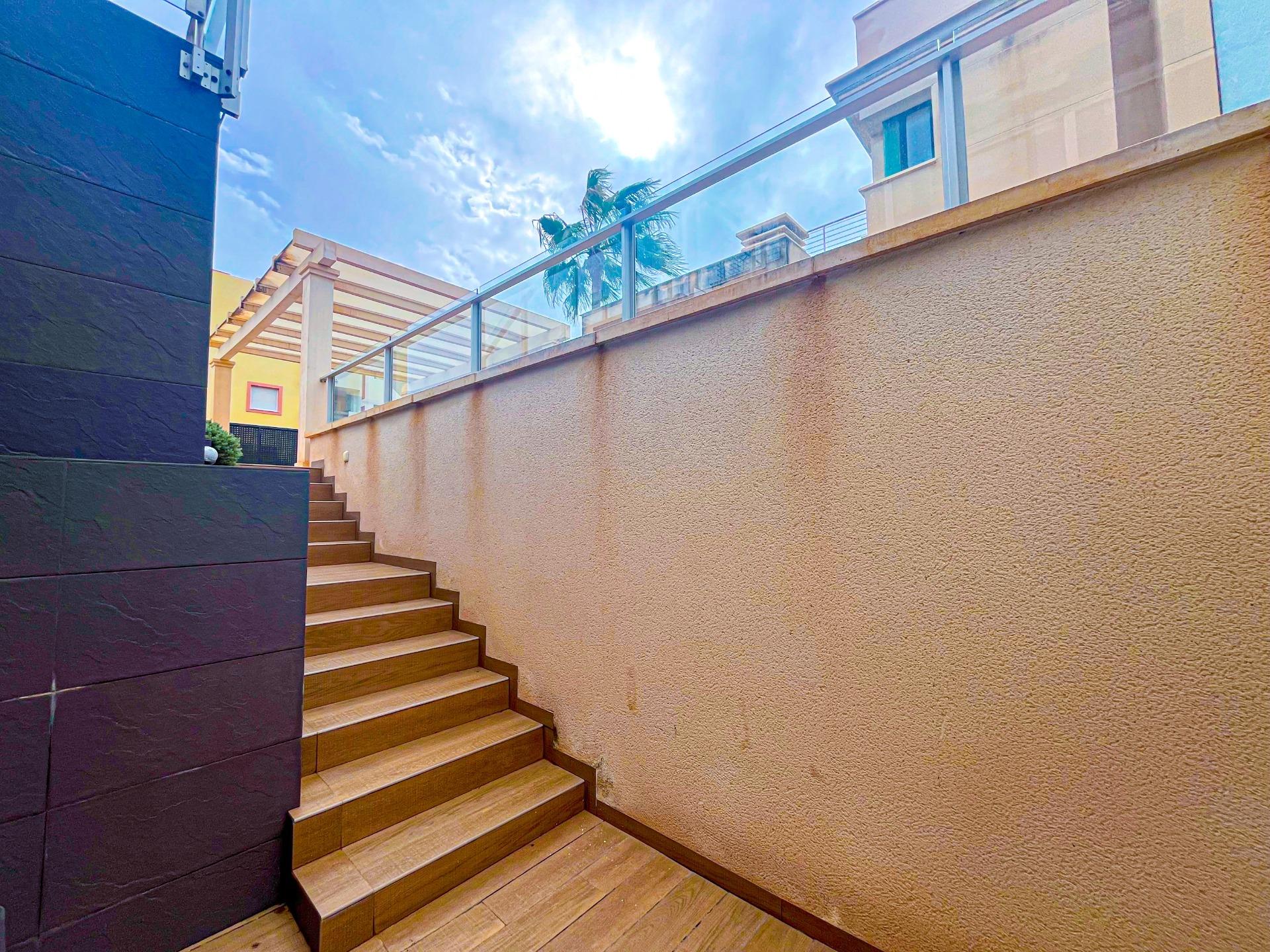 4-27-28 VILLA DE LUJO EN LA ZENIA. 5 DORM. 4 BAÑOS. PISCINA PRIVADA. PARCELA 410 M2.