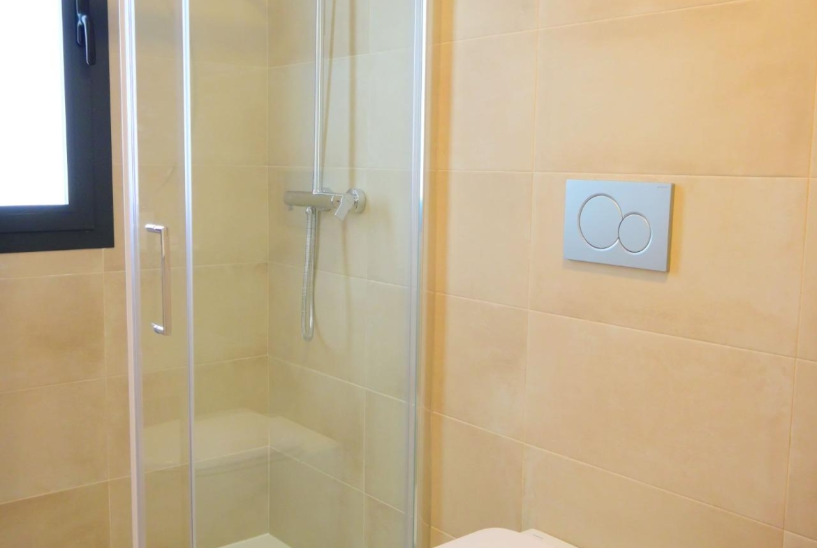 EXCLUSIVIDAD Y BIENESTAR: VILLA CON JARDÍN Y GARAJE PRIVADO