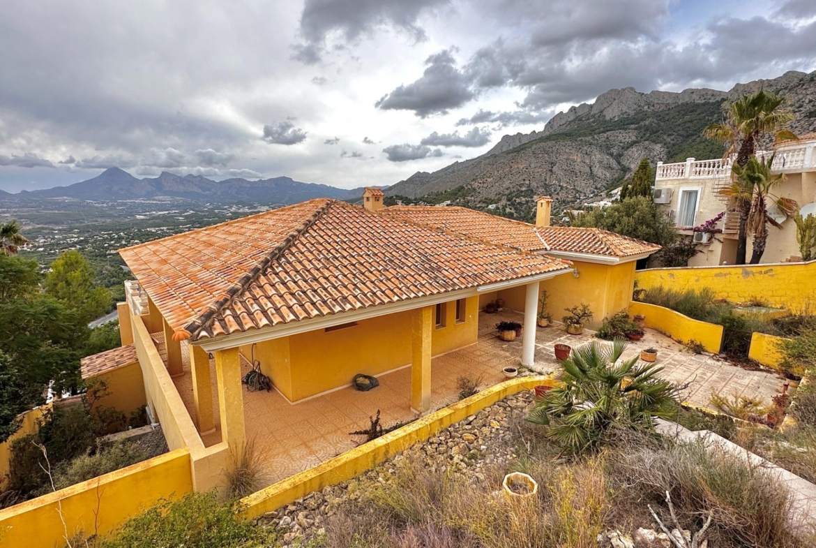 “Villa met panoramisch uitzicht en groot potentieel in Altea Hills”