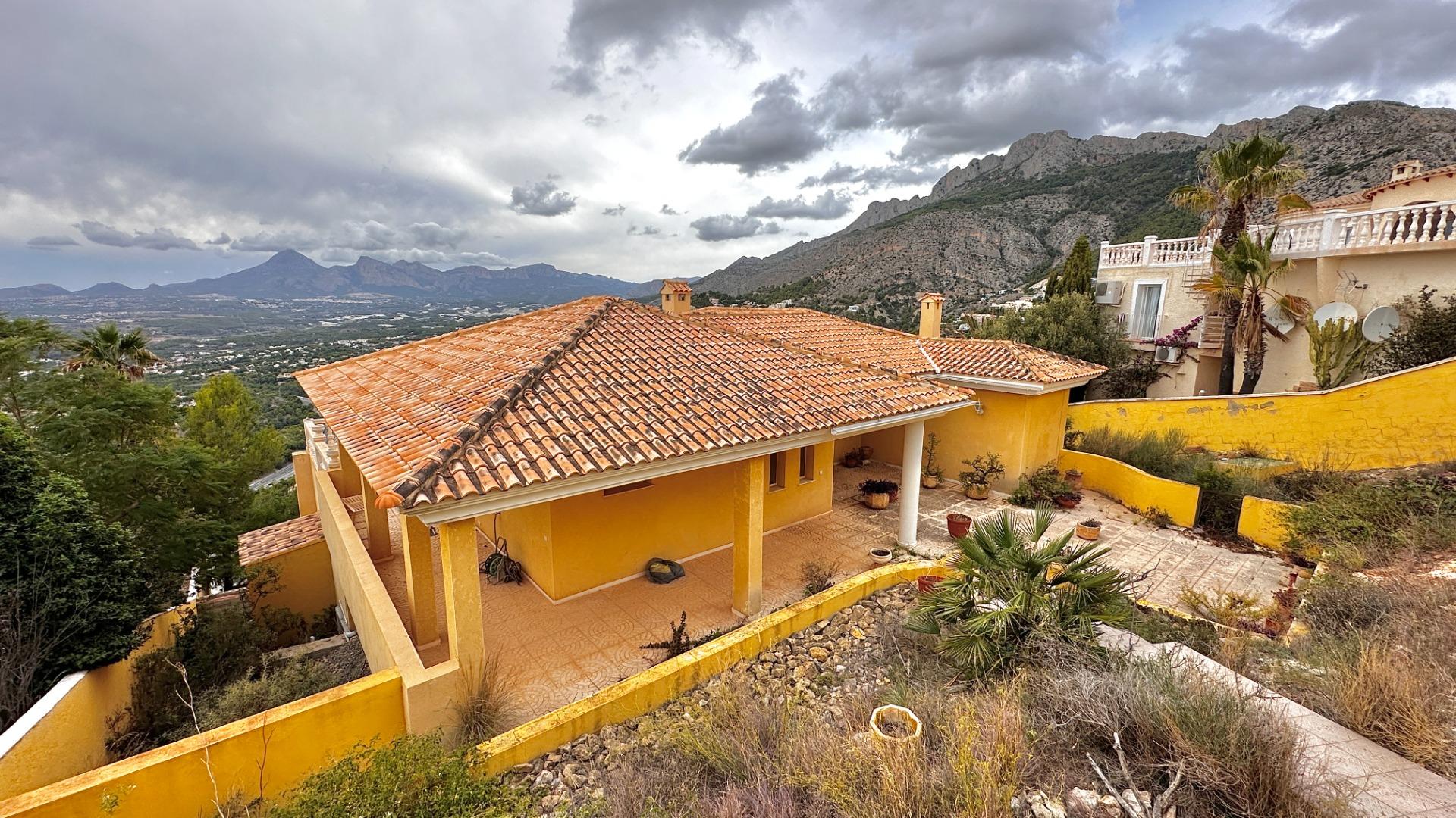 “Villa met panoramisch uitzicht en groot potentieel in Altea Hills”
