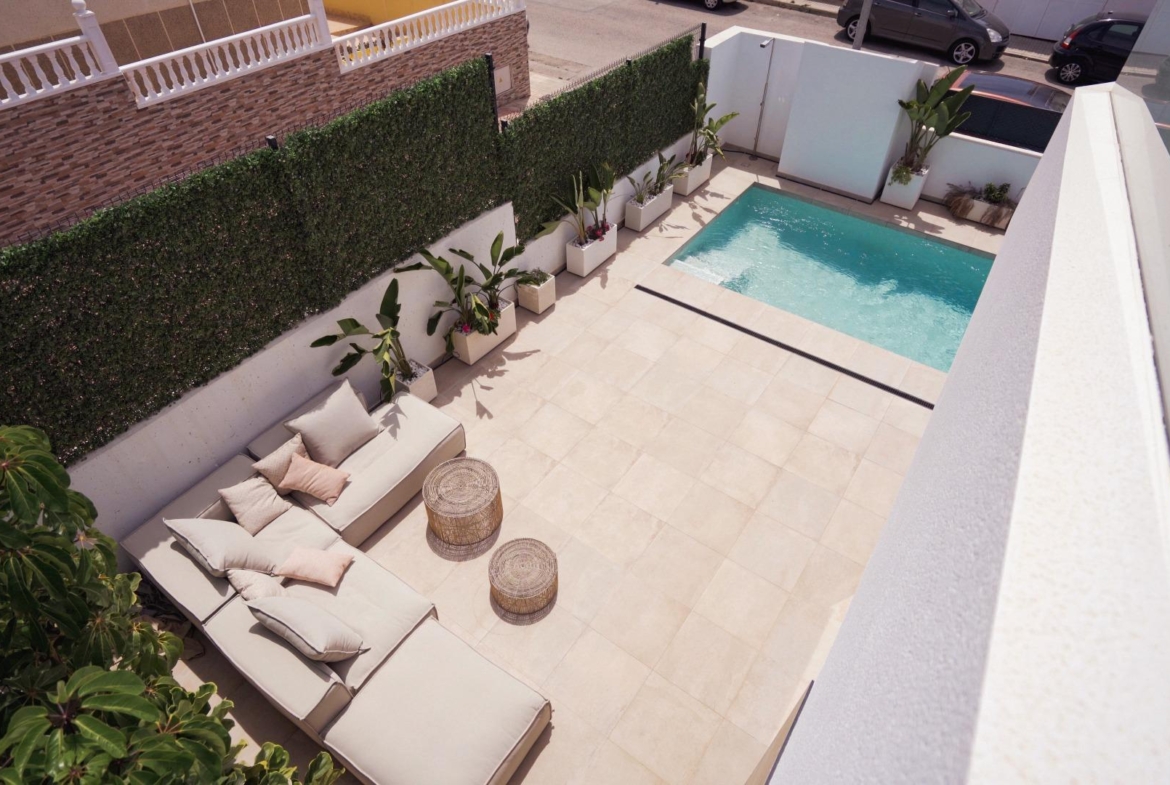 VILLAS DE LUJO! OBRA NUEVA DE ALTA CALIDAD! 3 DORMITORIOS. 3 BAÑOS. PISCINA PRIVADA. PARCELA 180M2.