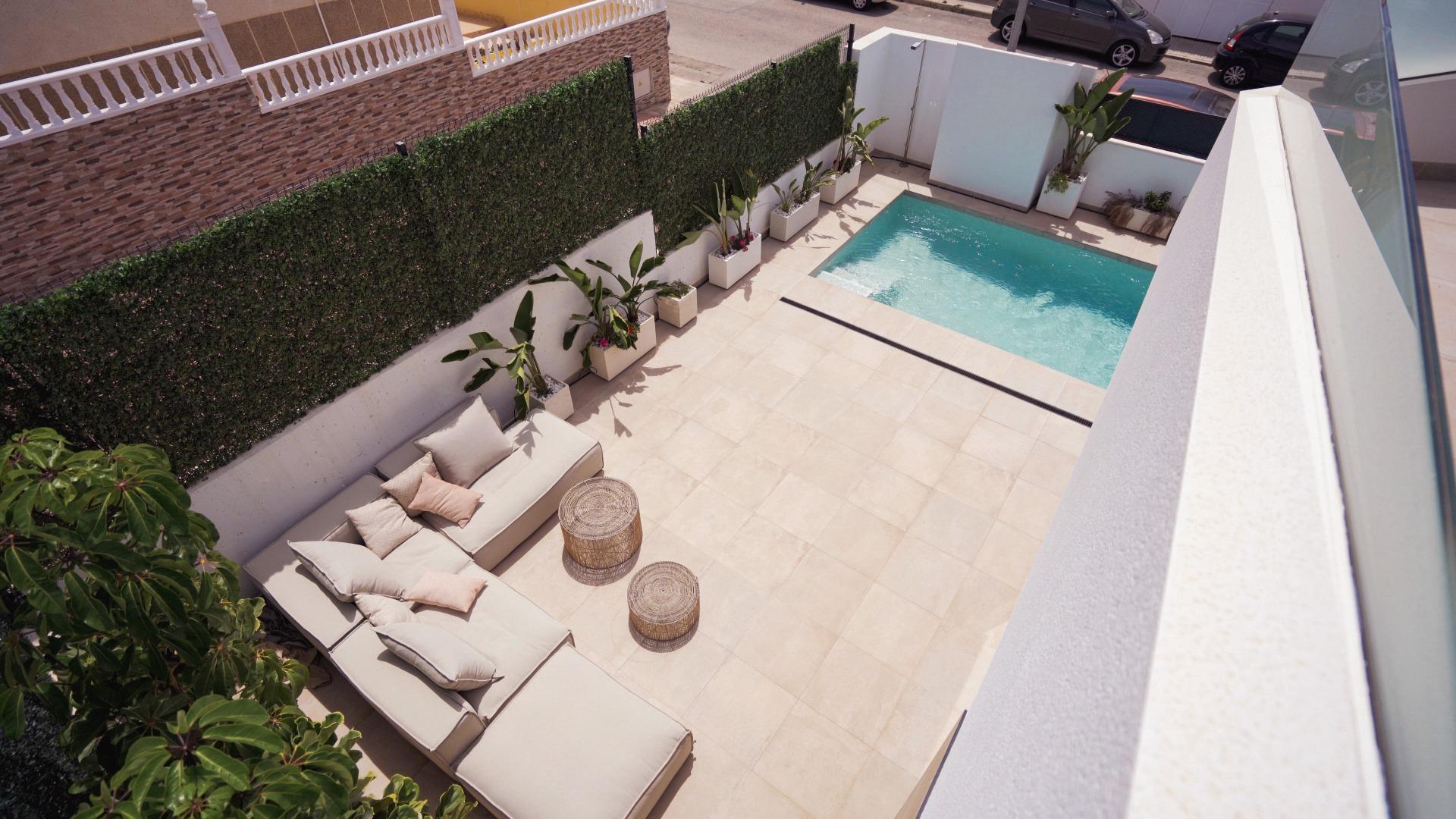 VILLAS DE LUJO! OBRA NUEVA DE ALTA CALIDAD! 3 DORMITORIOS. 3 BAÑOS. PISCINA PRIVADA. PARCELA 180M2.