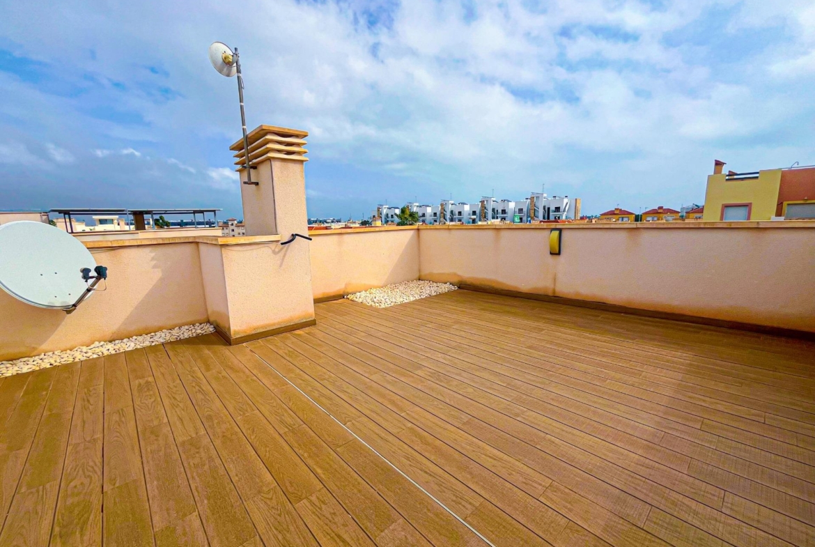 VILLA DE LUJO EN LA ZENIA. 5 DORM. 4 BAÑOS. PISCINA PRIVADA. PARCELA 410 M2.