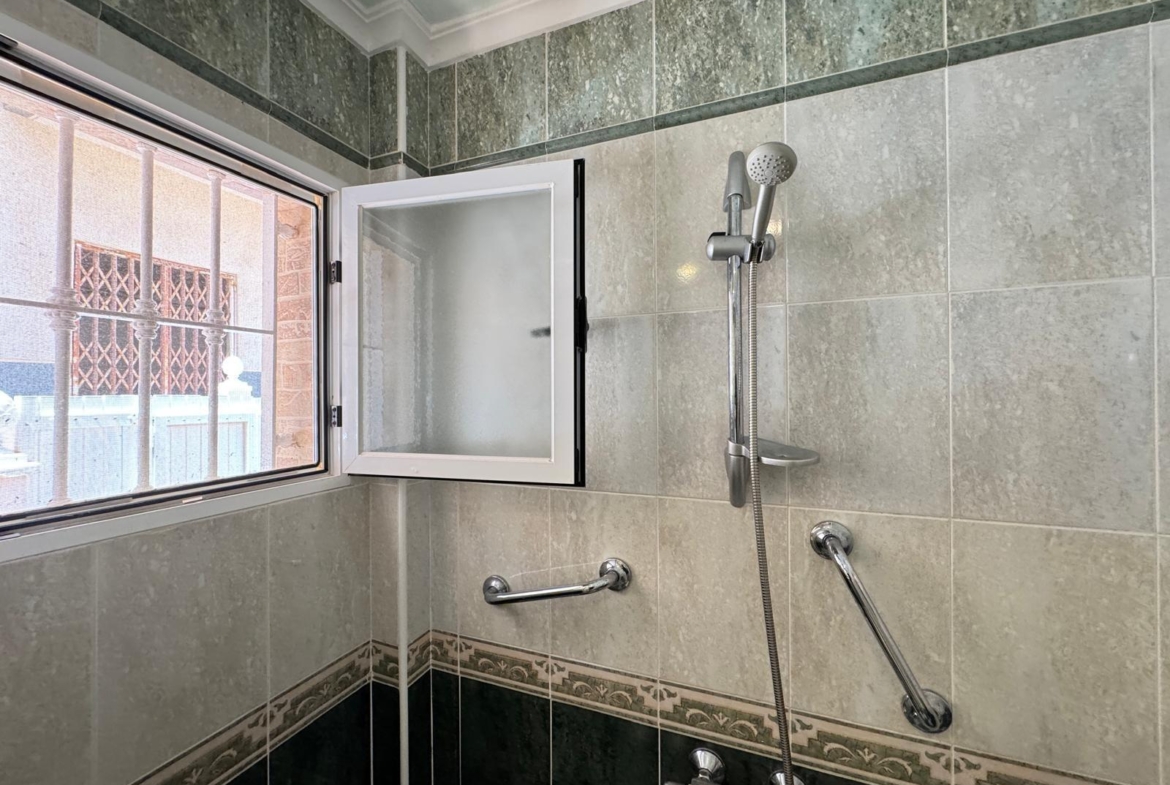 ADOSADO EN GUARDAMAR DEL SEGURA CON GARAJE A 400 METROS DE PLAYA. 3 DORM. 2 BAÑOS. SOTANO DE 60 M2. PISCINA COMUNITARIA.