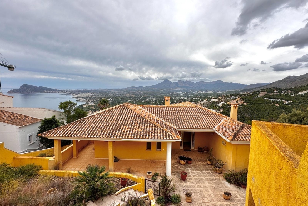 “Villa met panoramisch uitzicht en groot potentieel in Altea Hills”