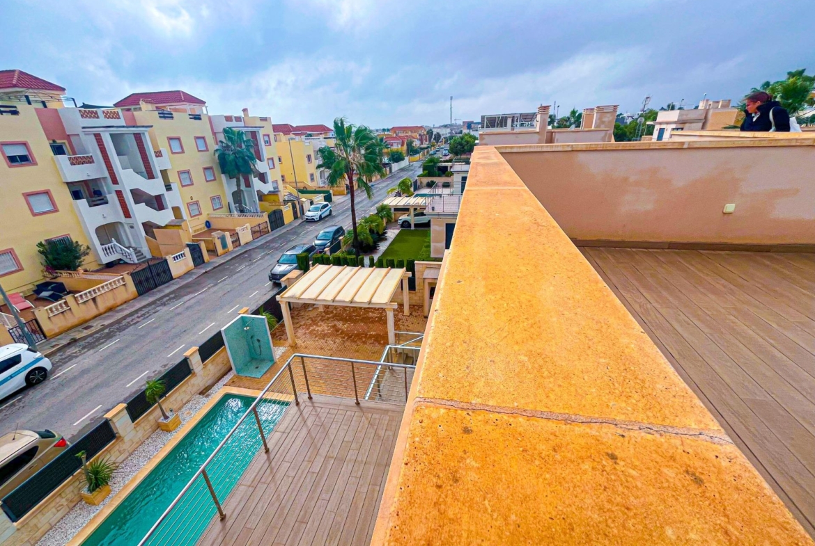 VILLA DE LUJO EN LA ZENIA. 5 DORM. 4 BAÑOS. PISCINA PRIVADA. PARCELA 410 M2.