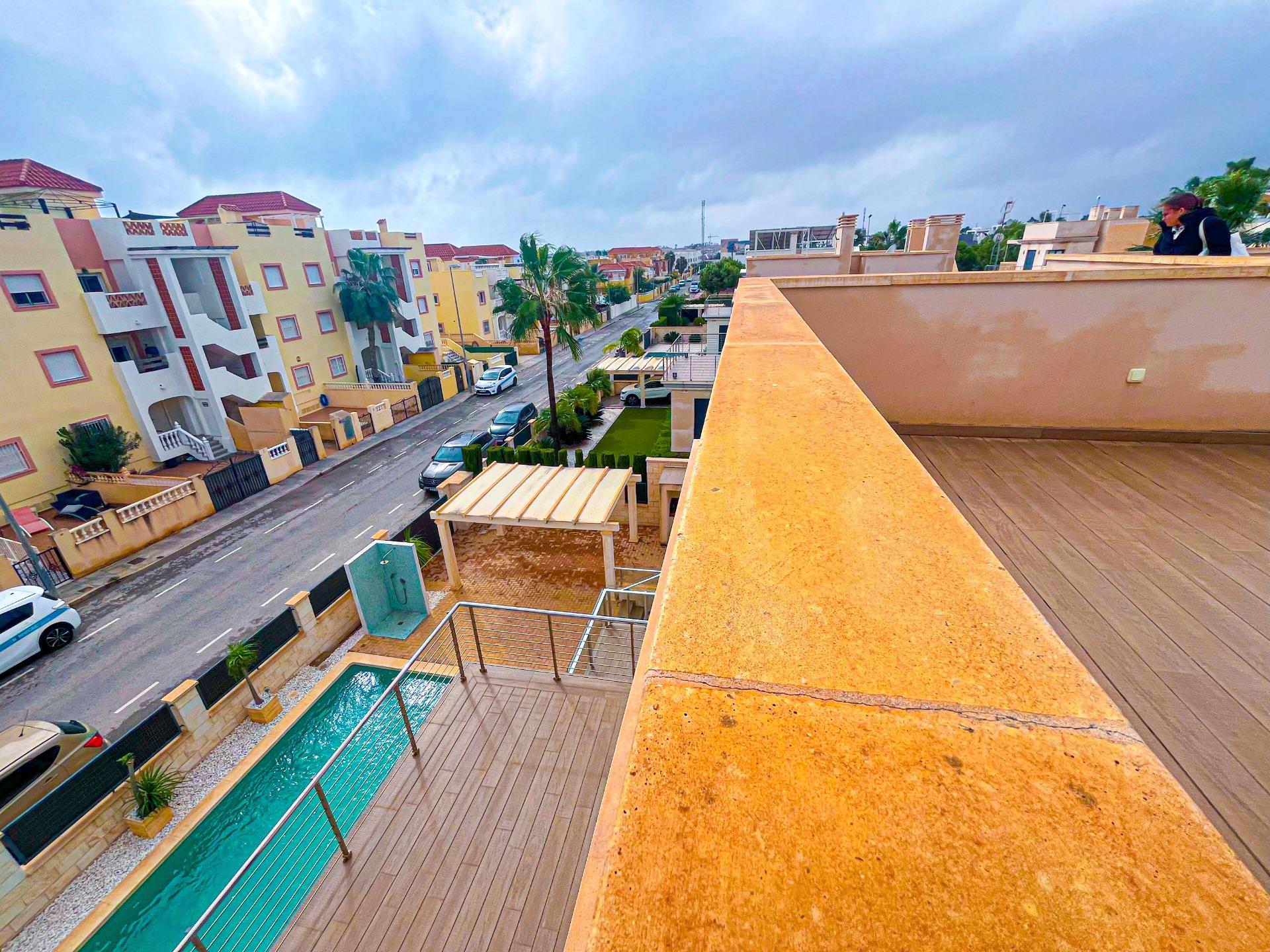 4-29-22 VILLA DE LUJO EN LA ZENIA. 5 DORM. 4 BAÑOS. PISCINA PRIVADA. PARCELA 410 M2.