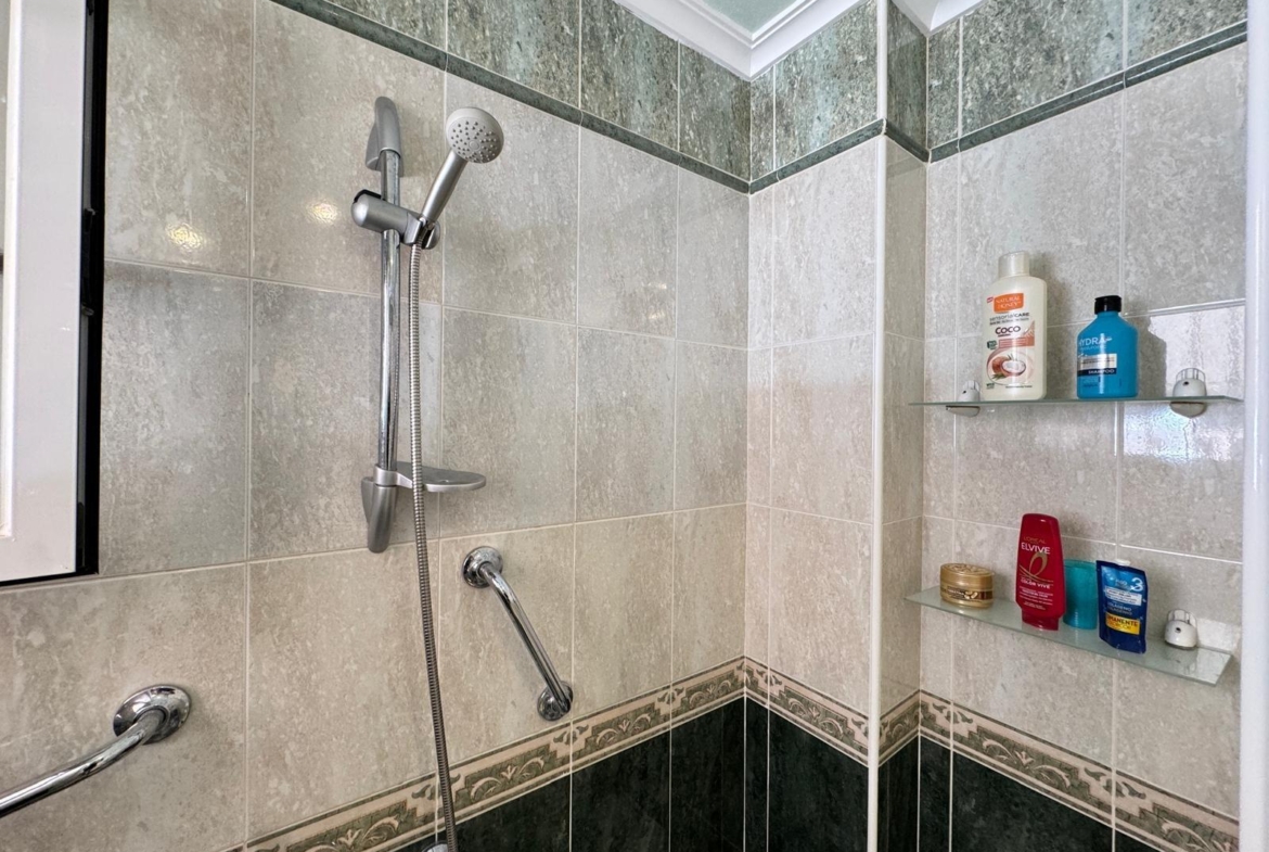 ADOSADO EN GUARDAMAR DEL SEGURA CON GARAJE A 400 METROS DE PLAYA. 3 DORM. 2 BAÑOS. SOTANO DE 60 M2. PISCINA COMUNITARIA.