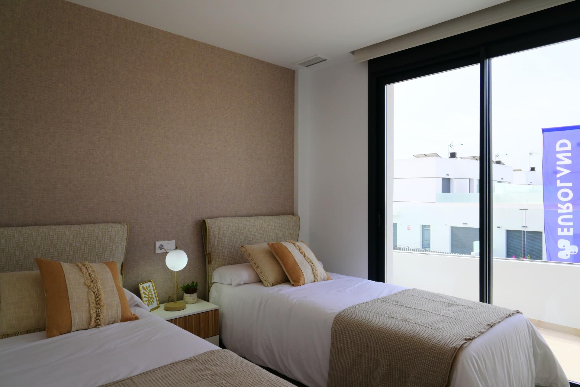 4-29-36 EXCLUSIVIDAD Y BIENESTAR: VILLA CON JARDÍN Y GARAJE PRIVADO