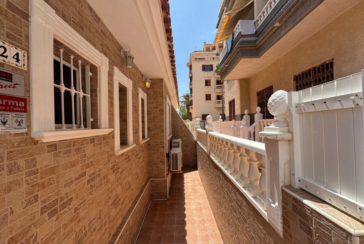 ADOSADO EN GUARDAMAR DEL SEGURA CON GARAJE A 400 METROS DE PLAYA. 3 DORM. 2 BAÑOS. SOTANO DE 60 M2. PISCINA COMUNITARIA.