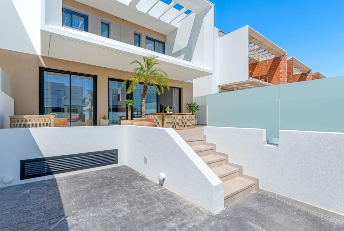 VILLA DE LUJO EN DOLORES DE 3 DORMEM. PISCINA PRIVADA. 205 M2 DE PARCELA. DOS TERRAZAS. PARKING.