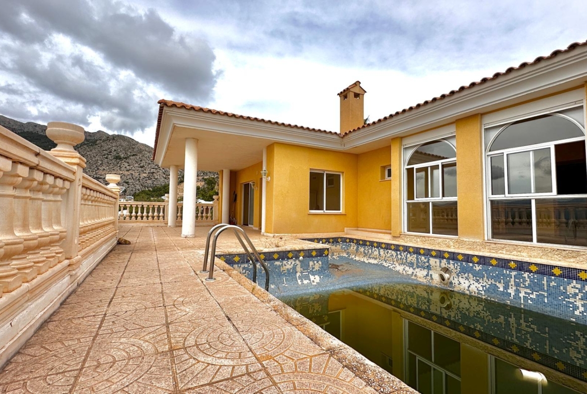 “Villa met panoramisch uitzicht en groot potentieel in Altea Hills”