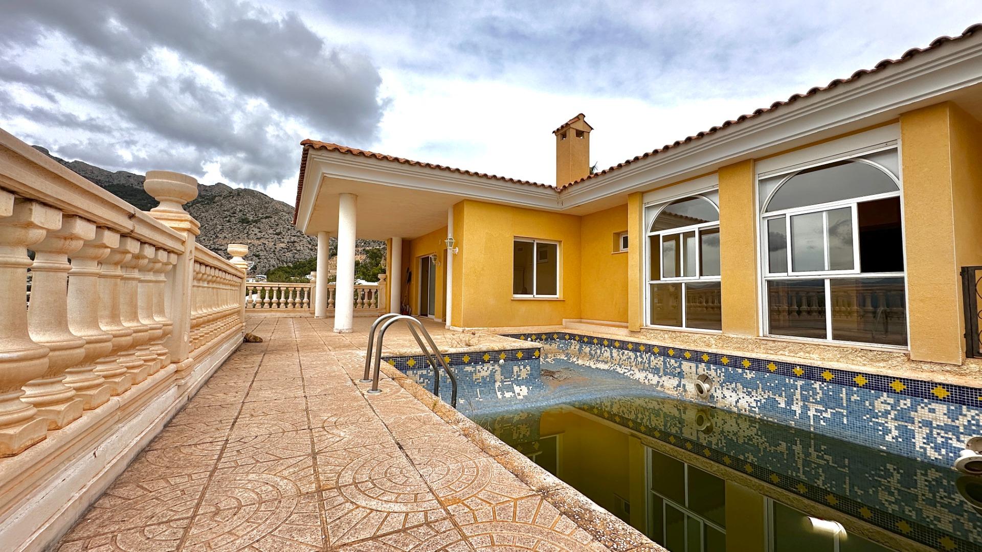 “Villa met panoramisch uitzicht en groot potentieel in Altea Hills”