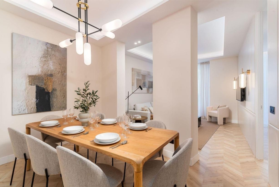 LUXUEUS VOLLEDIG GERENOVEERD APPARTEMENT IN MADRID CENTER