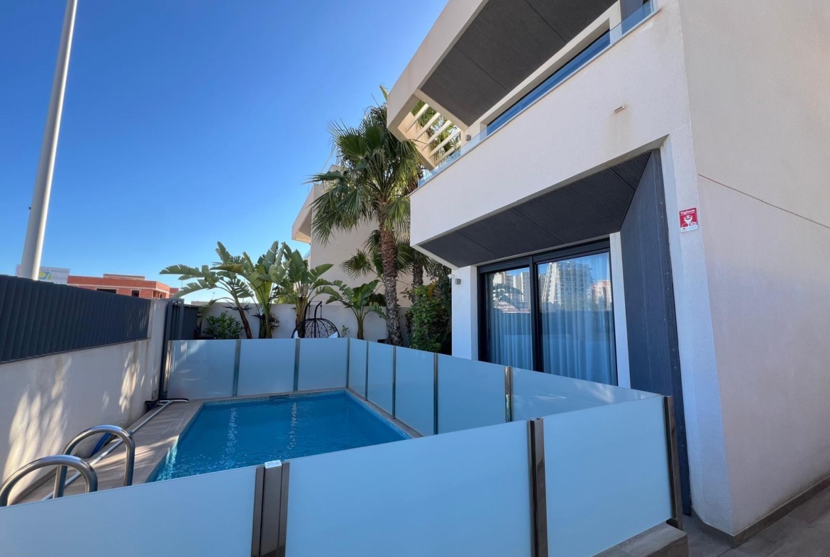 VILLA OBRA NUEVA! 3 DORMITORIOS. 3 BAÑOS. PARCELA 200 M2. PISCINA PROPIA. GARAJE.