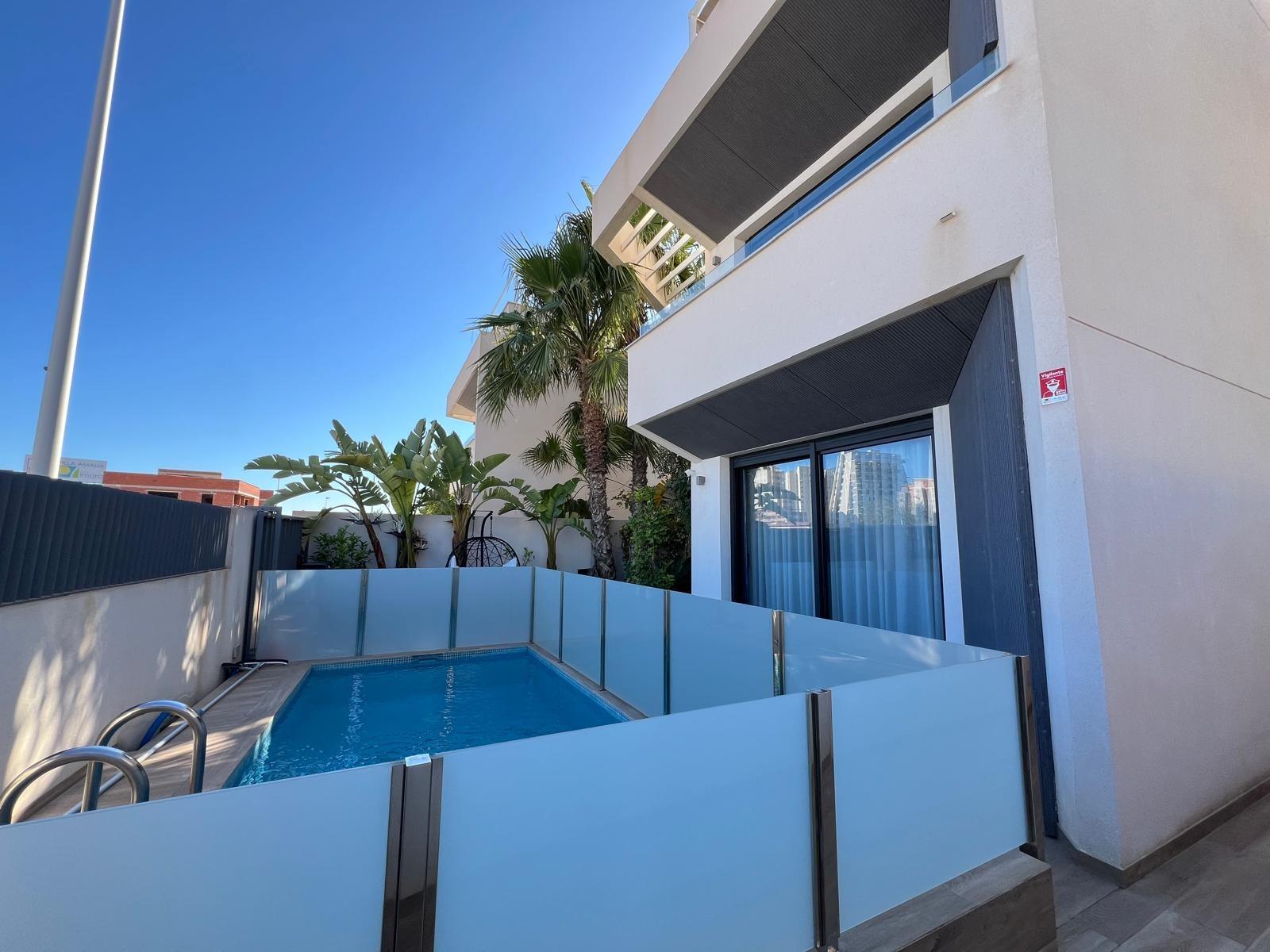 VILLA OBRA NUEVA! 3 DORMITORIOS. 3 BAÑOS. PARCELA 200 M2. PISCINA PROPIA. GARAJE.