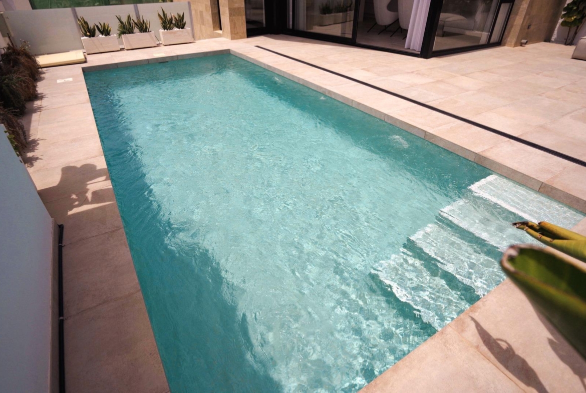 VILLAS DE LUJO! OBRA NUEVA DE ALTA CALIDAD! 3 DORMITORIOS. 3 BAÑOS. PISCINA PRIVADA. PARCELA 180M2.