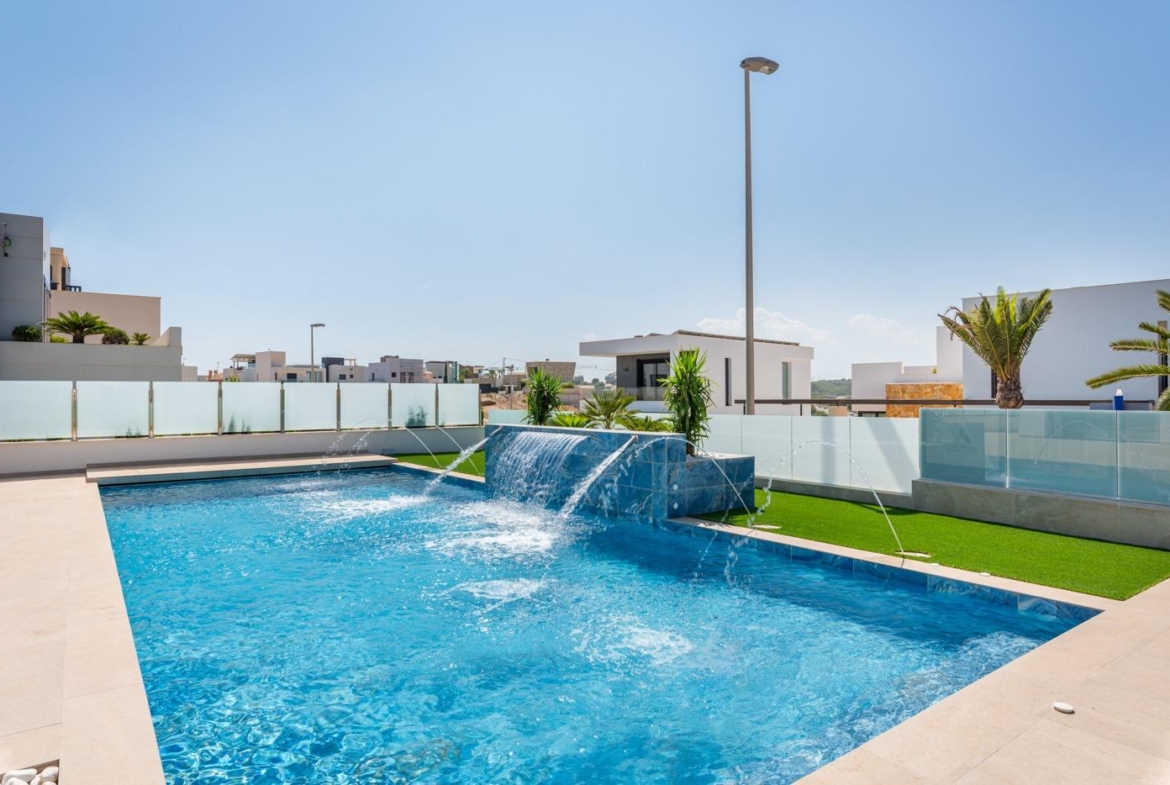 OBRA NUEVA! VILLA DE LUJO EN ORIHUELA COSTA. PLAYA A 350 METROS.