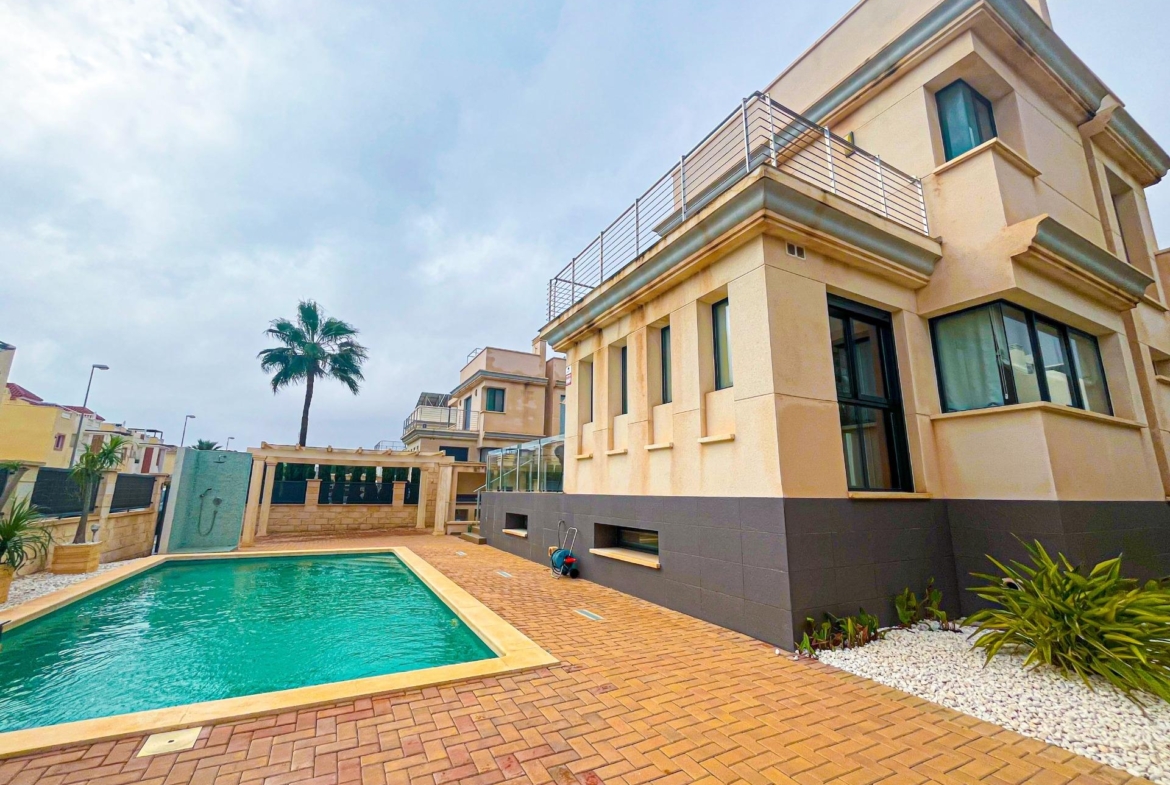 VILLA DE LUJO EN LA ZENIA. 5 DORM. 4 BAÑOS. PISCINA PRIVADA. PARCELA 410 M2.