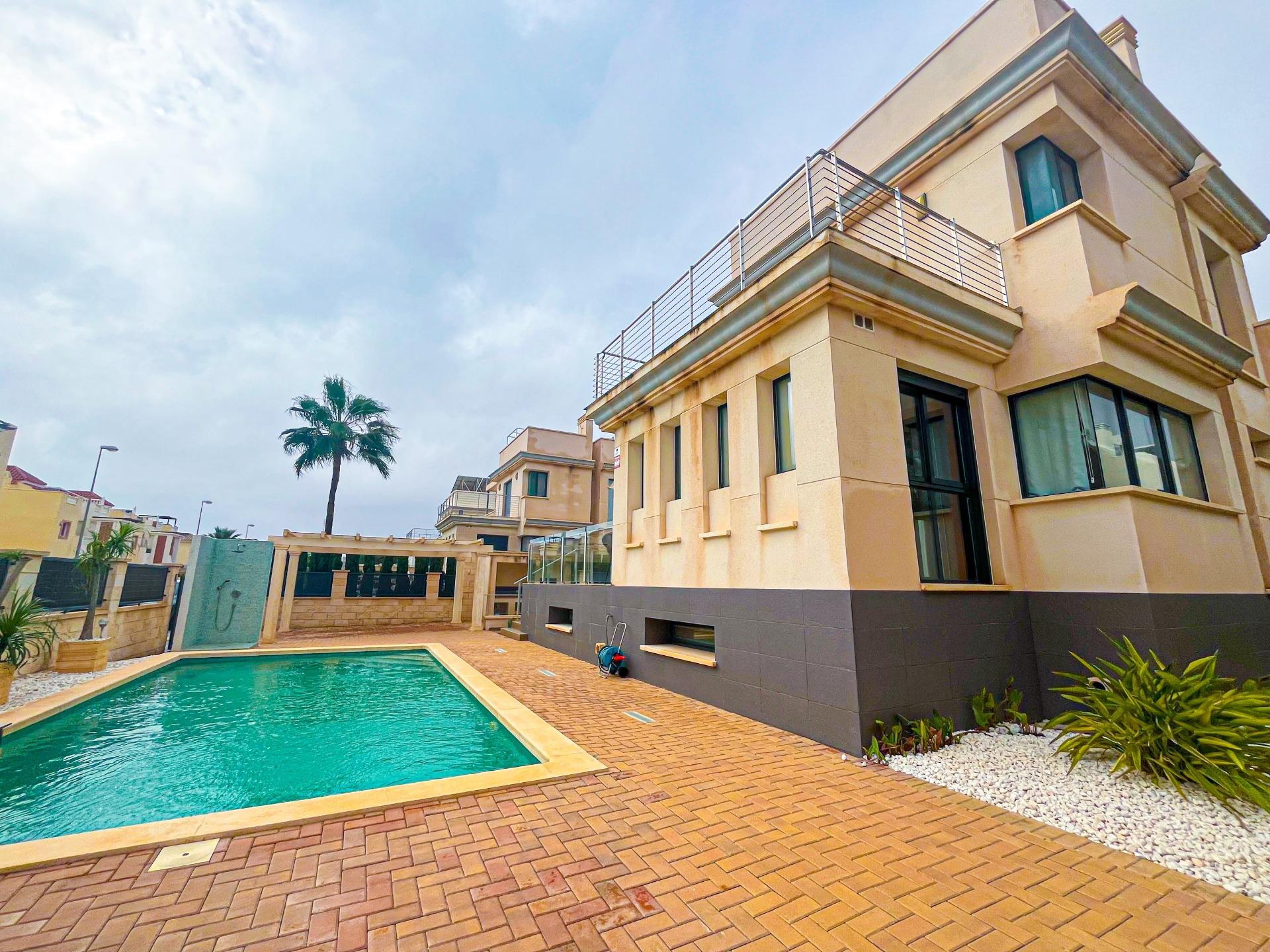 4-3-77 VILLA DE LUJO EN LA ZENIA. 5 DORM. 4 BAÑOS. PISCINA PRIVADA. PARCELA 410 M2.