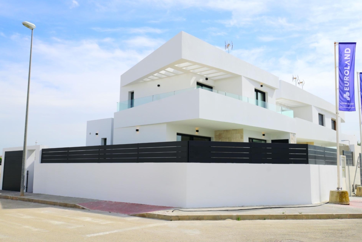 EXCLUSIVIDAD Y BIENETAR: VILLA CON JARDÍN Y GARAJE PRIVADO