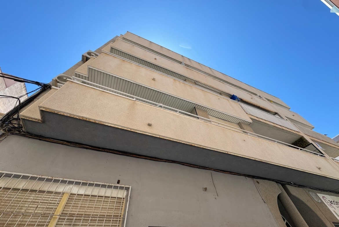 SE VENDE LOCAL COMERCIAL CON 261 M2. A 150 METROS DE LA PLAYA. PARA CUALQUER TIPO DE NEGOCIO.