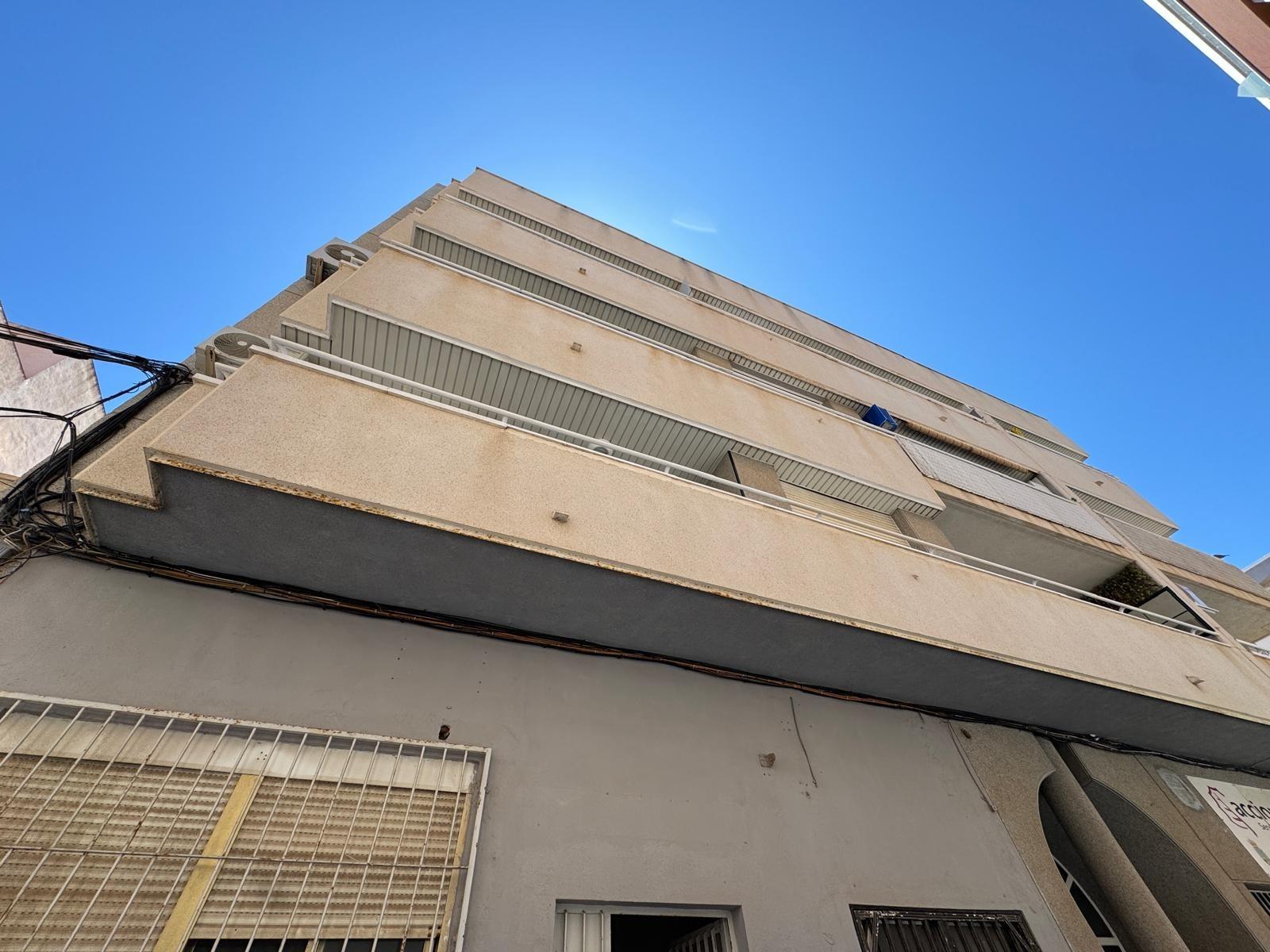 4-3-94 SE VENDE LOCAL COMERCIAL CON 261 M2. A 150 METROS DE LA PLAYA. PARA CUALQUER TIPO DE NEGOCIO.