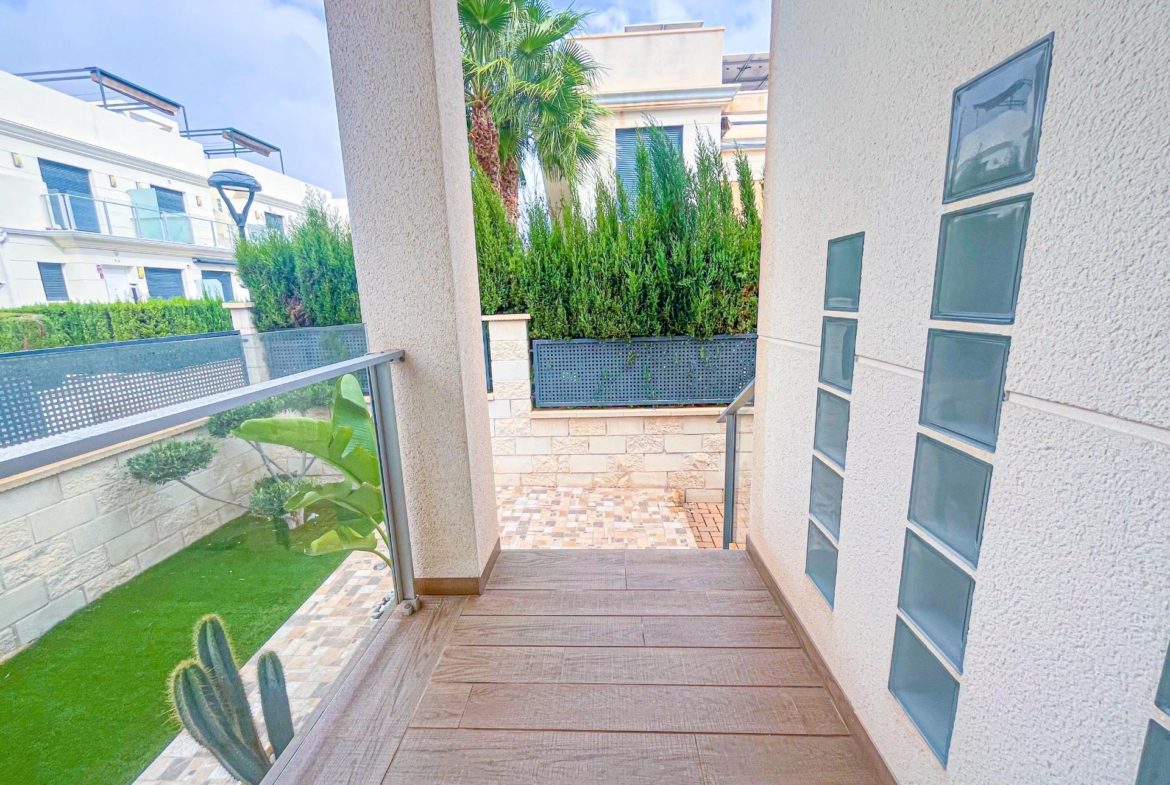 VILLA DE LUJO EN LA ZENIA. 5 DORM. 4 BAÑOS. PISCINA PRIVADA. PARCELA 410 M2.