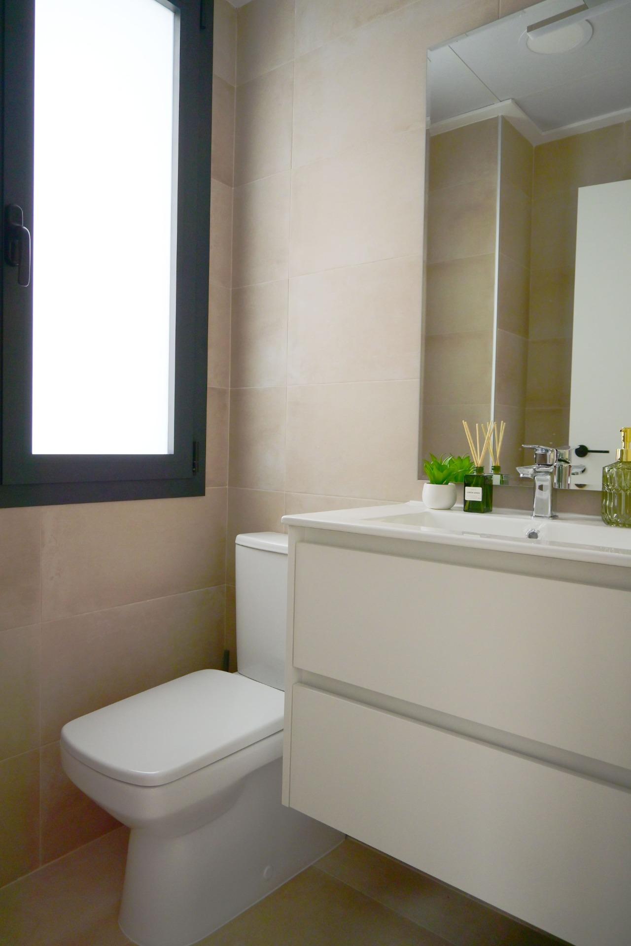 4-30-24 EXCLUSIVIDAD Y BIENETAR: VILLA CON JARDÍN Y GARAJE PRIVADO