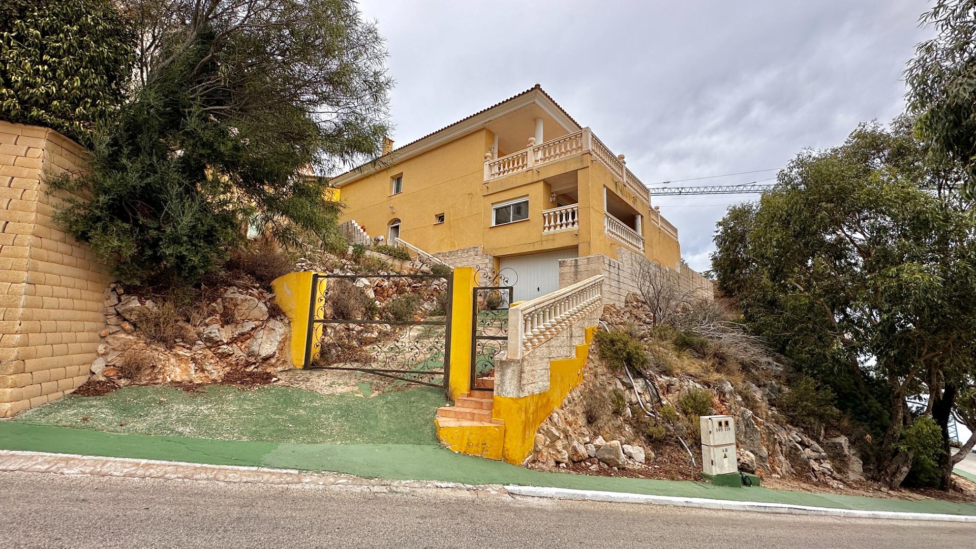 “Villa met panoramisch uitzicht en groot potentieel in Altea Hills”