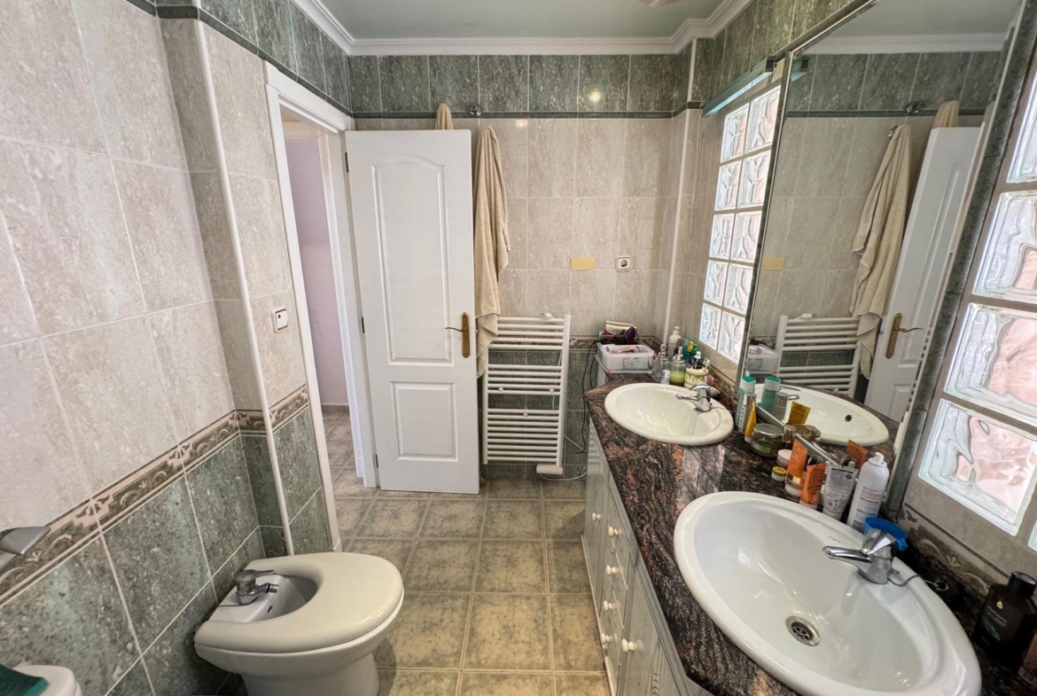ADOSADO EN GUARDAMAR DEL SEGURA CON GARAJE A 400 METROS DE PLAYA. 3 DORM. 2 BAÑOS. SOTANO DE 60 M2. PISCINA COMUNITARIA.