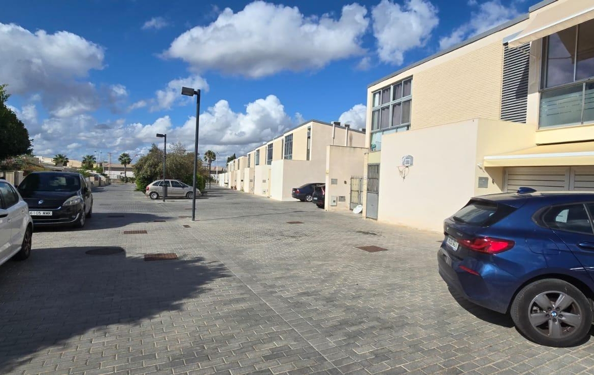 BUNGALOW IN CITY OF LIGHT FACING THE SEA – TORMOS STREET
