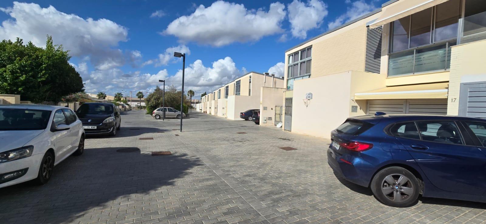 BUNGALOW IN CITY OF LIGHT FACING THE SEA – TORMOS STREET