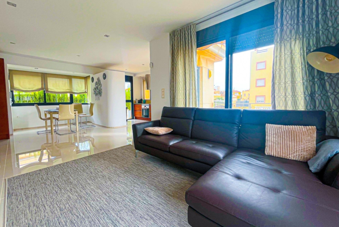 VILLA DE LUJO EN LA ZENIA. 5 DORM. 4 BAÑOS. PISCINA PRIVADA. PARCELA 410 M2.