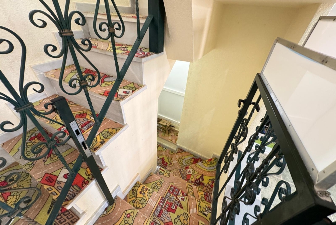 ADOSADO EN GUARDAMAR DEL SEGURA CON GARAJE A 400 METROS DE PLAYA. 3 DORM. 2 BAÑOS. SOTANO DE 60 M2. PISCINA COMUNITARIA.