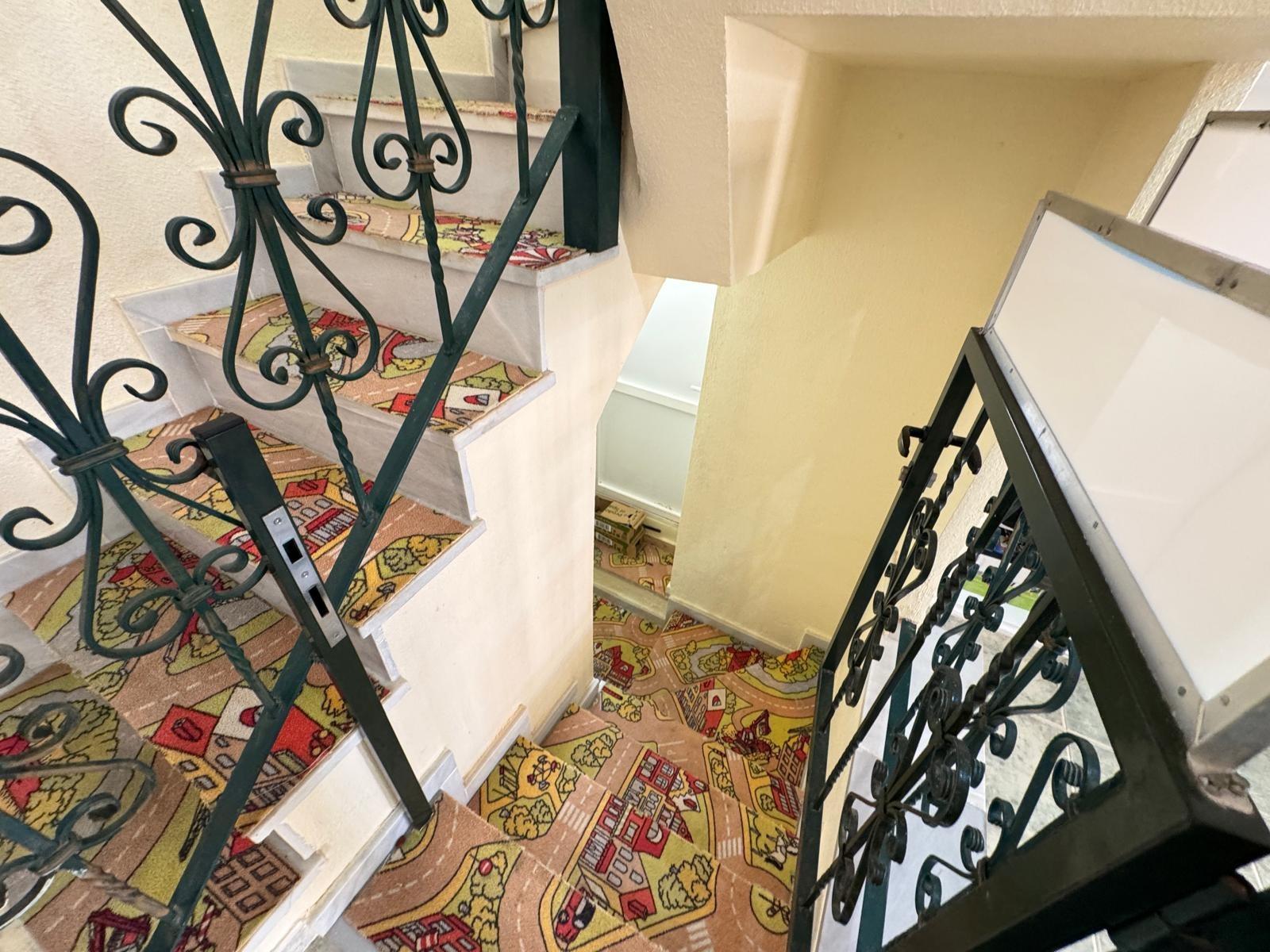 ADOSADO EN GUARDAMAR DEL SEGURA CON GARAJE A 400 METROS DE PLAYA. 3 DORM. 2 BAÑOS. SOTANO DE 60 M2. PISCINA COMUNITARIA.