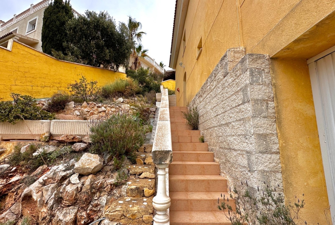 “Villa met panoramisch uitzicht en groot potentieel in Altea Hills”