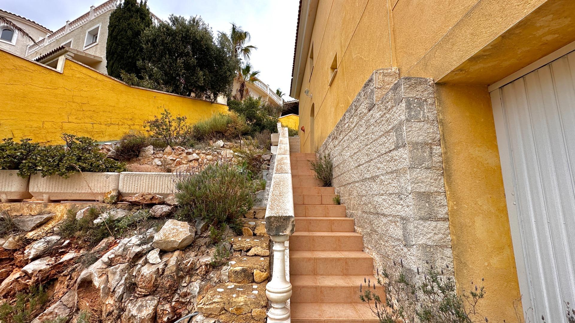 “Villa met panoramisch uitzicht en groot potentieel in Altea Hills”