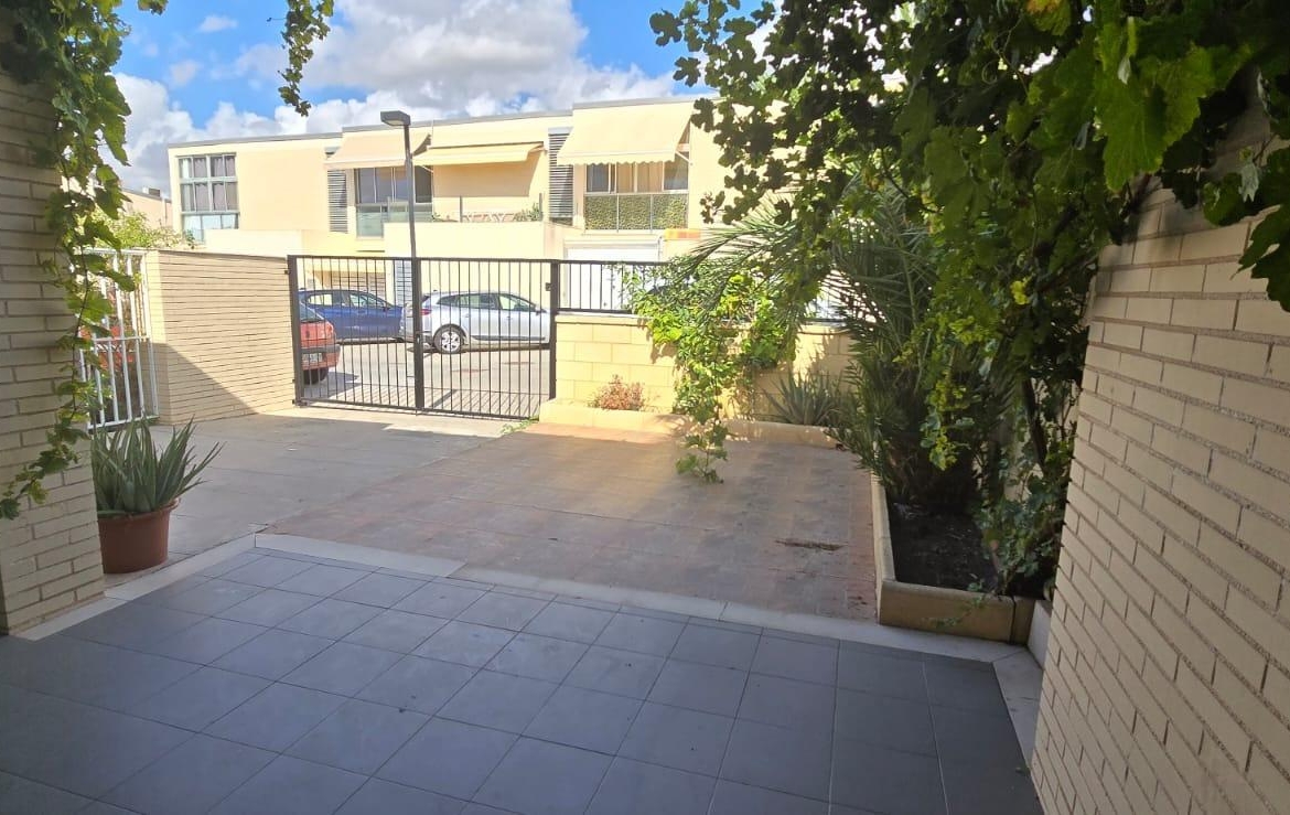 BUNGALOW IN CITY OF LIGHT FACING THE SEA – TORMOS STREET