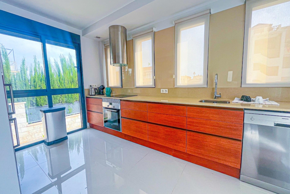 VILLA DE LUJO EN LA ZENIA. 5 DORM. 4 BAÑOS. PISCINA PRIVADA. PARCELA 410 M2.
