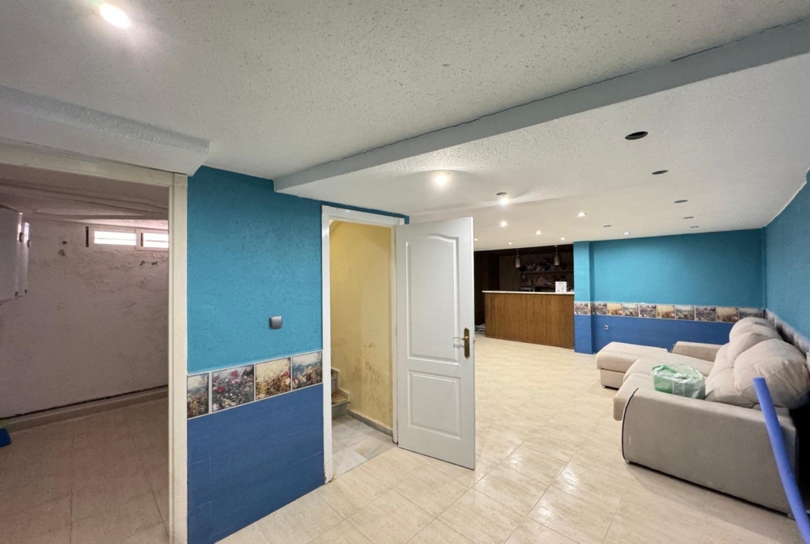ADOSADO EN GUARDAMAR DEL SEGURA CON GARAJE A 400 METROS DE PLAYA. 3 DORM. 2 BAÑOS. SOTANO DE 60 M2. PISCINA COMUNITARIA.