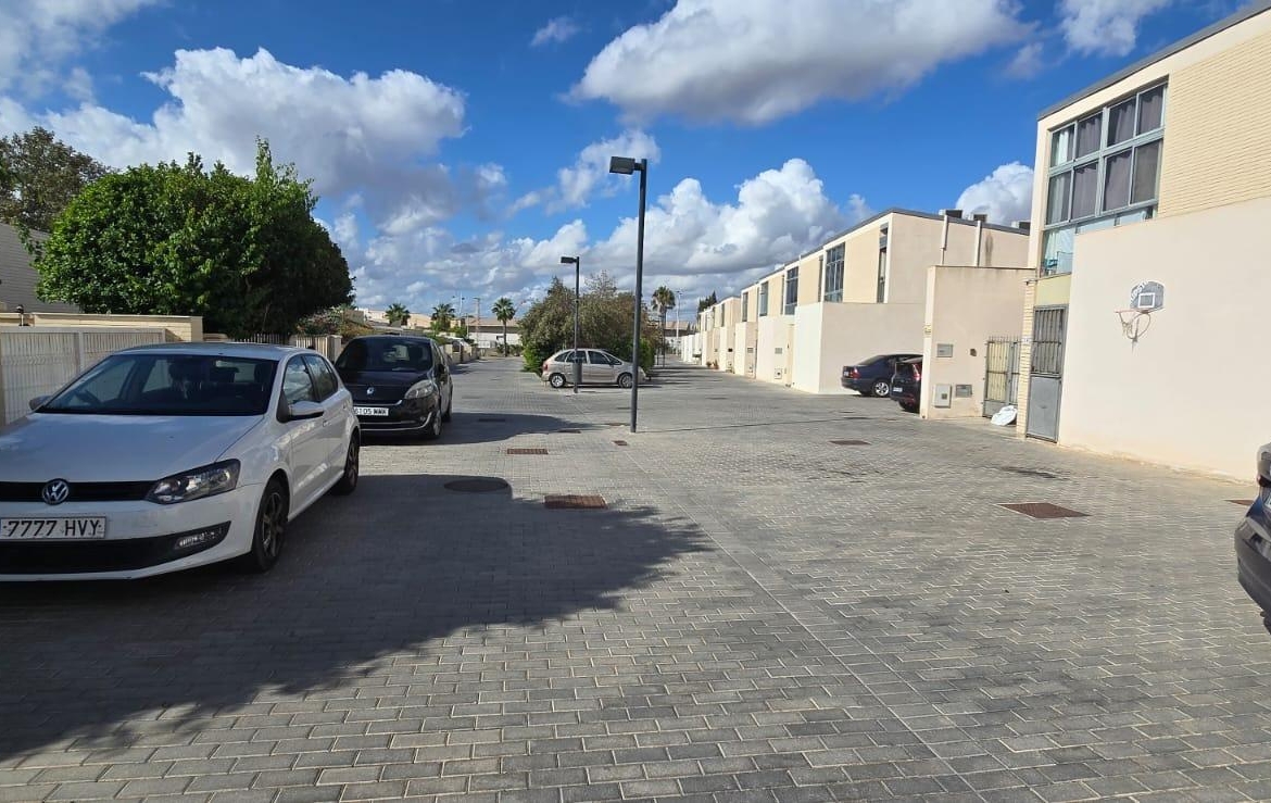 BUNGALOW IN CITY OF LIGHT FACING THE SEA – TORMOS STREET