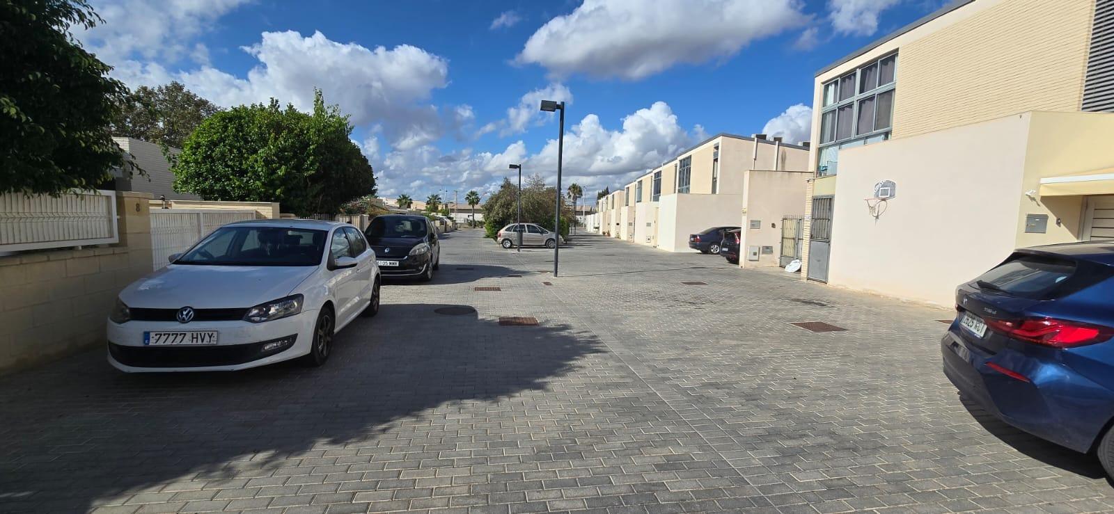 BUNGALOW IN CITY OF LIGHT FACING THE SEA – TORMOS STREET