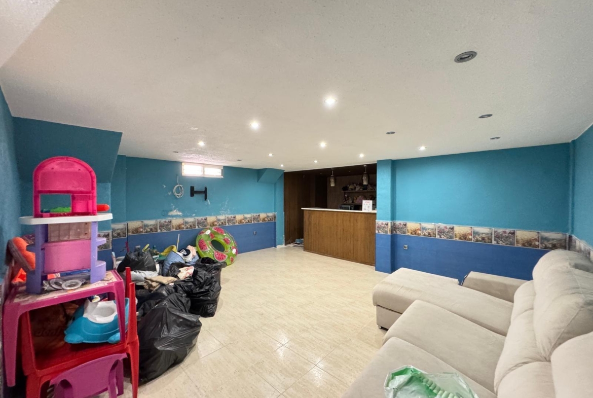 ADOSADO EN GUARDAMAR DEL SEGURA CON GARAJE A 400 METROS DE PLAYA. 3 DORM. 2 BAÑOS. SOTANO DE 60 M2. PISCINA COMUNITARIA.