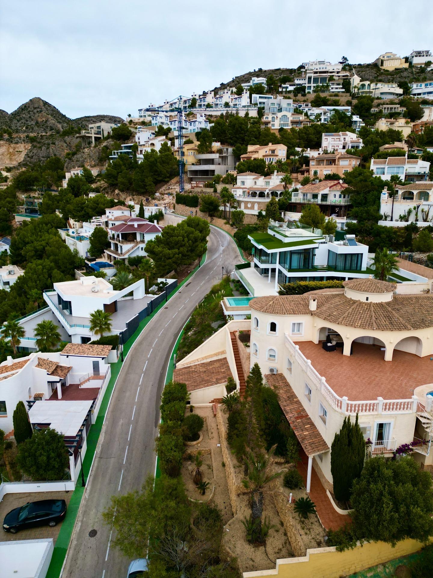 “Villa met panoramisch uitzicht en groot potentieel in Altea Hills”