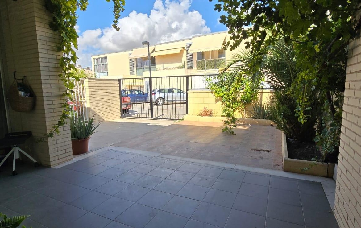 BUNGALOW IN CITY OF LIGHT FACING THE SEA – TORMOS STREET