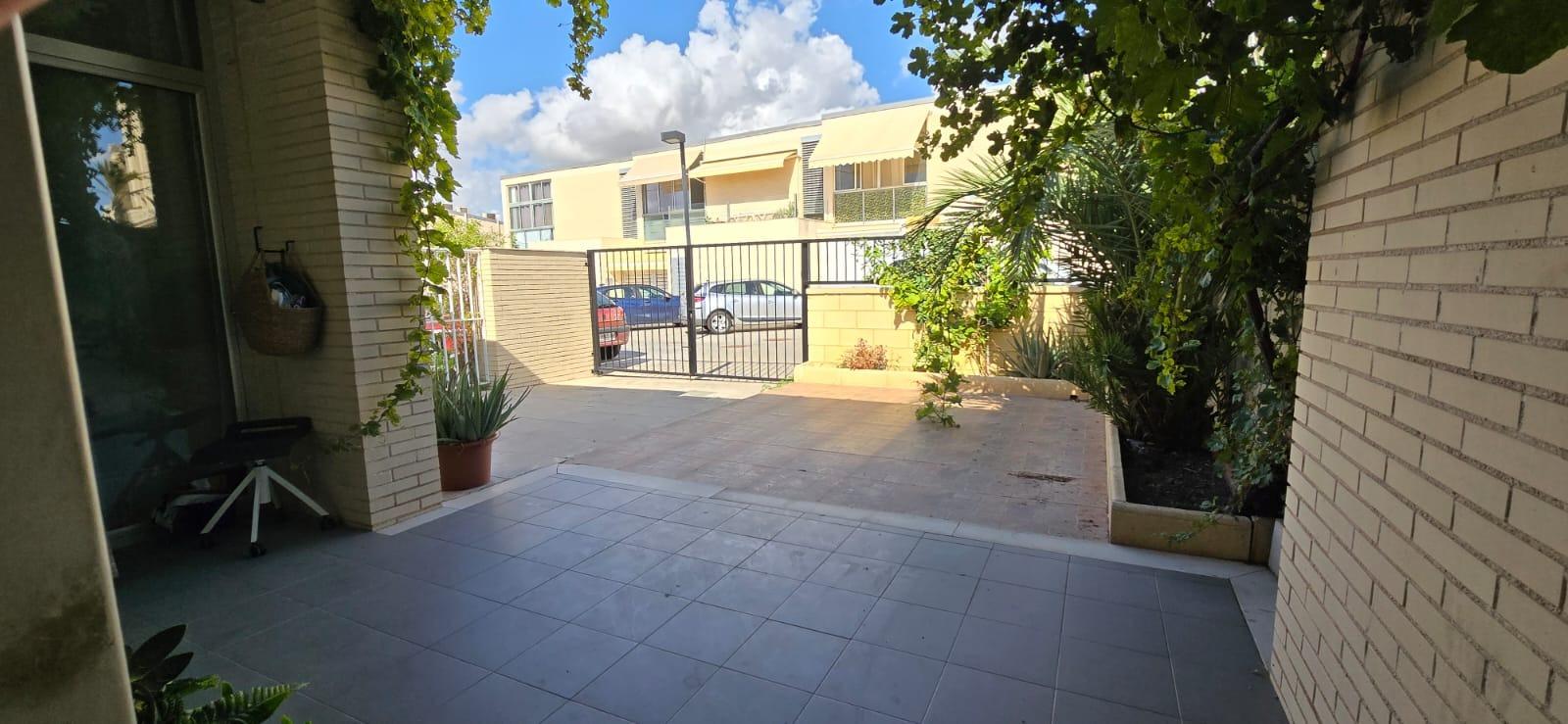BUNGALOW IN CITY OF LIGHT FACING THE SEA – TORMOS STREET