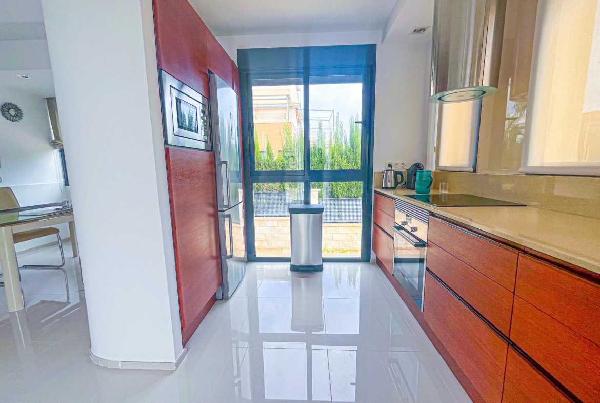 VILLA DE LUJO EN LA ZENIA. 5 DORM. 4 BAÑOS. PISCINA PRIVADA. PARCELA 410 M2.