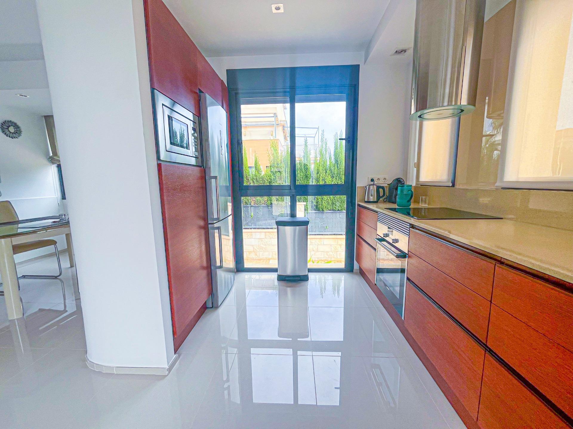 4-35-15 VILLA DE LUJO EN LA ZENIA. 5 DORM. 4 BAÑOS. PISCINA PRIVADA. PARCELA 410 M2.