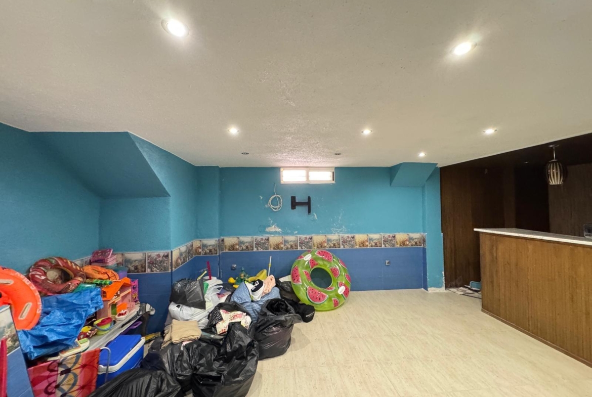 ADOSADO EN GUARDAMAR DEL SEGURA CON GARAJE A 400 METROS DE PLAYA. 3 DORM. 2 BAÑOS. SOTANO DE 60 M2. PISCINA COMUNITARIA.